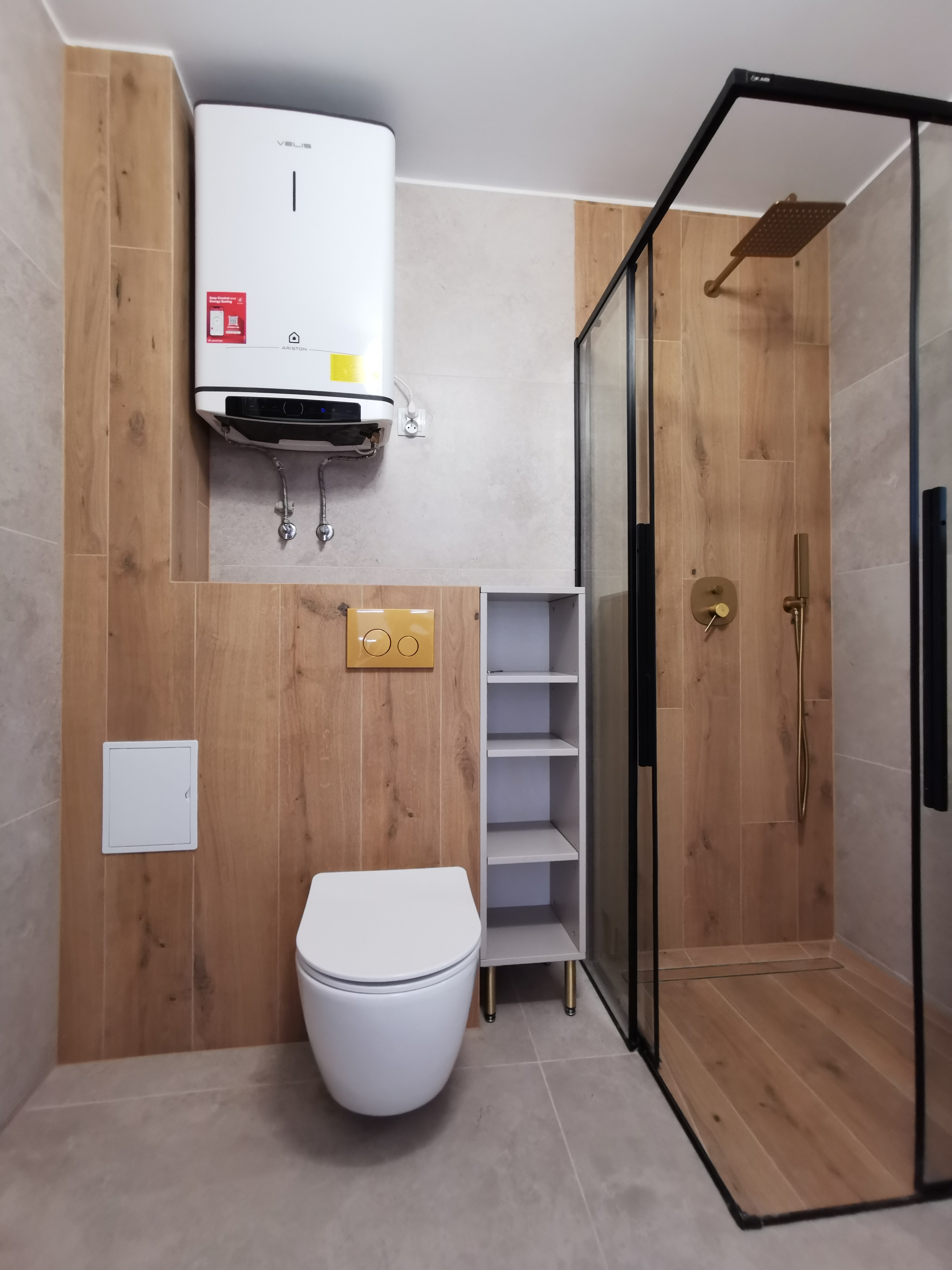 Łazienka z prysznicem i praktycznymi rozwiązaniami